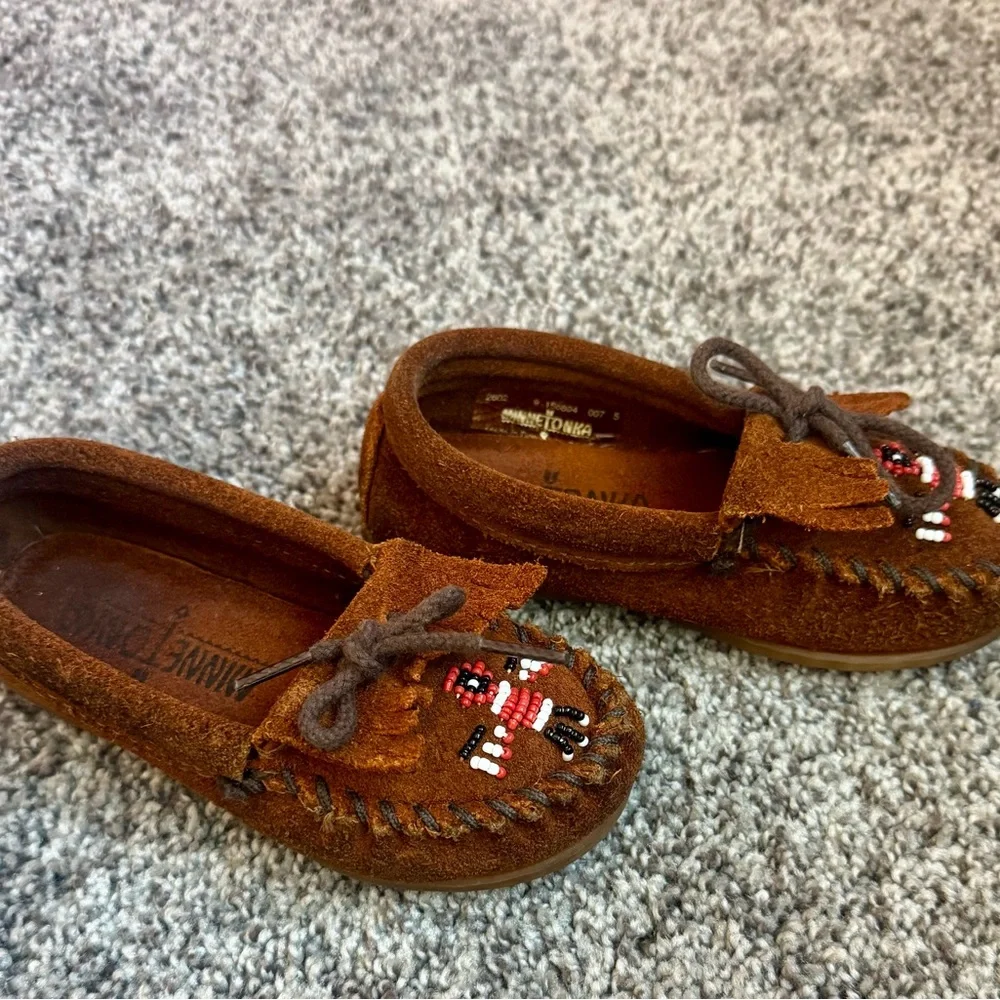 Minnetonka Kids Moccasins with Beaded Design. Size 9